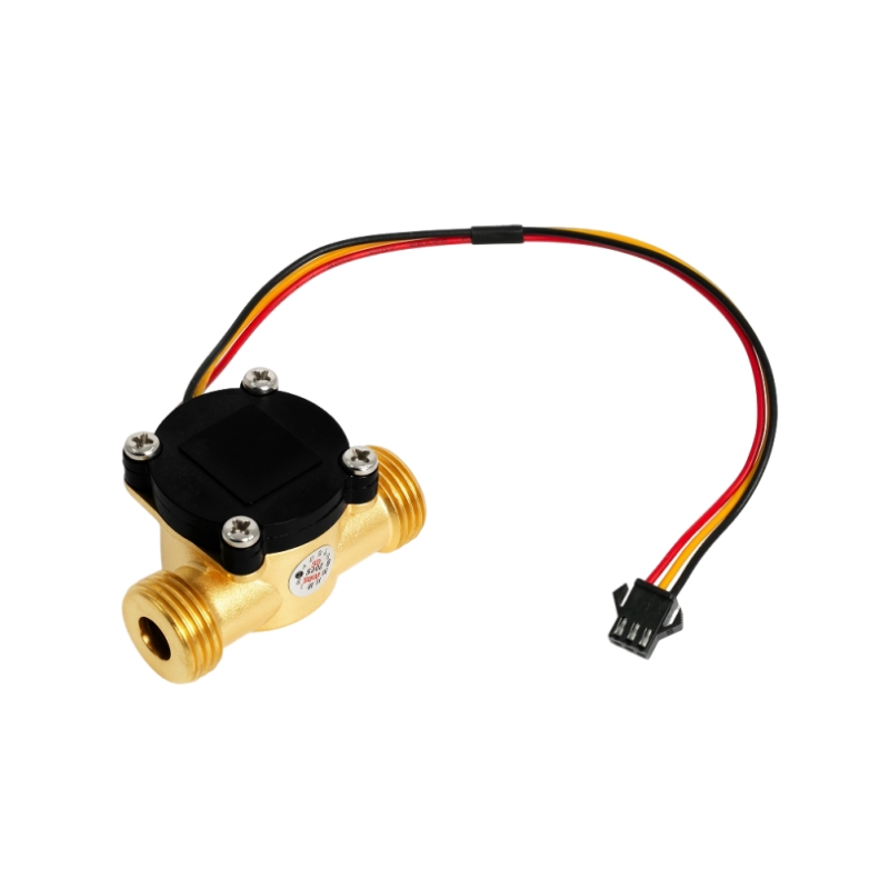 How can a water flow sensor ensure measurement accuracy under low flow rate conditions?